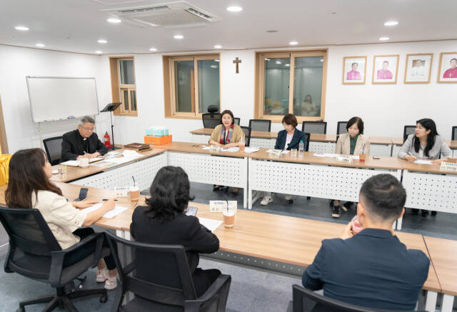23일 수원교구 제1대리구청에서 용인특례시의회 연구단체 ‘용인, 역사종교문화여행의 시작’ 회원들과 이성효 천주교 수원교구 리노 주교가 의견을 나누고 있다. 용인특례시의회 제공