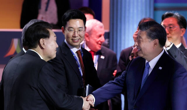 윤석열 대통령이 2023년 11월 16일(현지시간) 미국 샌프란시스코 모스코니센터에서 열린 아시아태평양경제협력체(APEC) 정상회의 제1세션에서 시진핑 중국 국가주석과 악수하고 있다. 연합뉴스