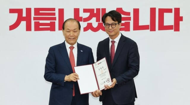 국민의힘 황우여 비상대책위원장이 16일 오전 국회에서 열린 주요당직자 임명장 수여식에서 정광재 대변인에게 임명장을 수여한 뒤 기념촬영을 하고 있다. 연합뉴스