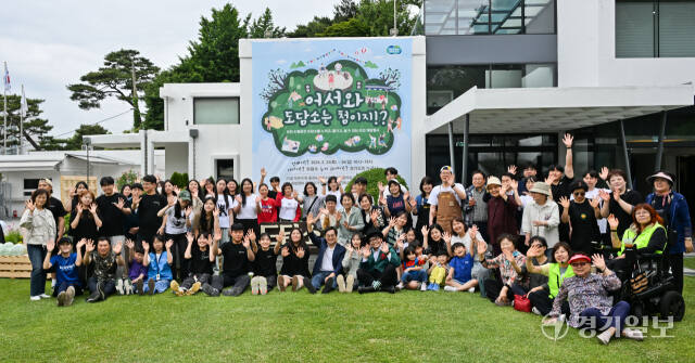 25일 오전 도담소에서 열린 도담소 열린 도민 개방행사 ''어서와 도담소는 처음이지?!' 행사에서 김동연 경기도지사가 도민들과 기념촬영을 하고 있다. 이번 행사는 오는 26일까지 열리며 경기도민 누구나 참여 가능하다. 윤원규기자