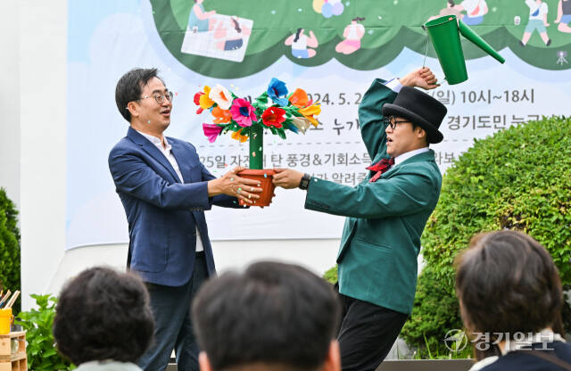 25일 오전 도담소에서 열린 도담소 열린 도민 개방행사 ''어서와 도담소는 처음이지?!' 행사에서 김동연 경기도지사가 즉석 공연을 펼치고 있다. 이번 행사는 오는 26일까지 열리며 경기도민 누구나 참여 가능하다. 윤원규기자