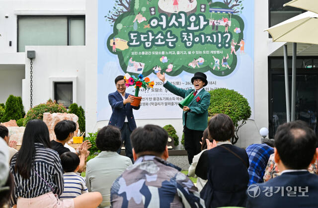 25일 오전 도담소에서 열린 도담소 열린 도민 개방행사 ''어서와 도담소는 처음이지?!' 행사에서 김동연 경기도지사가 즉석 공연을 펼치고 있다. 이번 행사는 오는 26일까지 열리며 경기도민 누구나 참여 가능하다. 윤원규기자