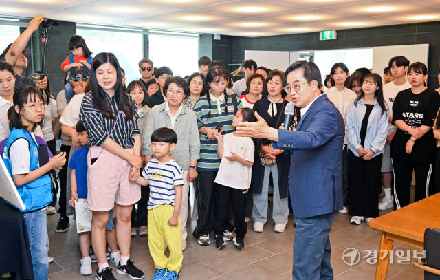 25일 오전 도담소에서 열린 도담소 열린 도민 개방행사 ''어서와 도담소는 처음이지?!' 행사에서 김동연 경기도지사가 도민들에게 도담소를 소개하고 있다. 이번 행사는 오는 26일까지 열리며 경기도민 누구나 참여 가능하다. 윤원규기자