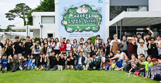 25일 오전 도담소에서 열린 도담소 열린 도민 개방행사 ''어서와 도담소는 처음이지?!' 행사에서 김동연 경기도지사가 도민들과 기념촬영을 하고 있다. 이번 행사는 오는 26일까지 열리며 경기도민 누구나 참여 가능하다. 윤원규기자