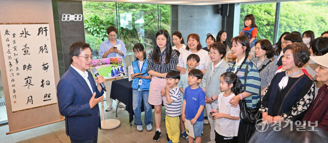 25일 오전 도담소에서 열린 도담소 열린 도민 개방행사 ''어서와 도담소는 처음이지?!' 행사에서 김동연 경기도지사가 도민들에게 도담소를 소개하고 있다. 이번 행사는 오는 26일까지 열리며 경기도민 누구나 참여 가능하다. 윤원규기자