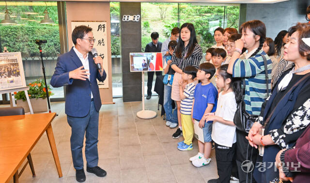 25일 오전 도담소에서 열린 도담소 열린 도민 개방행사 ''어서와 도담소는 처음이지?!' 행사에서 김동연 경기도지사가 도민들에게 도담소를 소개하고 있다. 이번 행사는 오는 26일까지 열리며 경기도민 누구나 참여 가능하다. 윤원규기자
