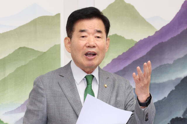 김진표 국회의장이 26일 오전 서울 여의도 국회의장실에서 연금개혁과 관련해 기자간담회를 하고 있다. 연합뉴스