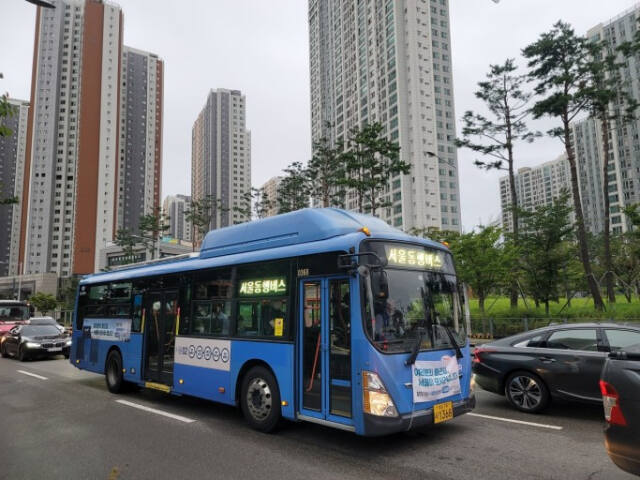 김포공항과 김포시를 운행하는 서울02 동행버스. 양형찬기자
