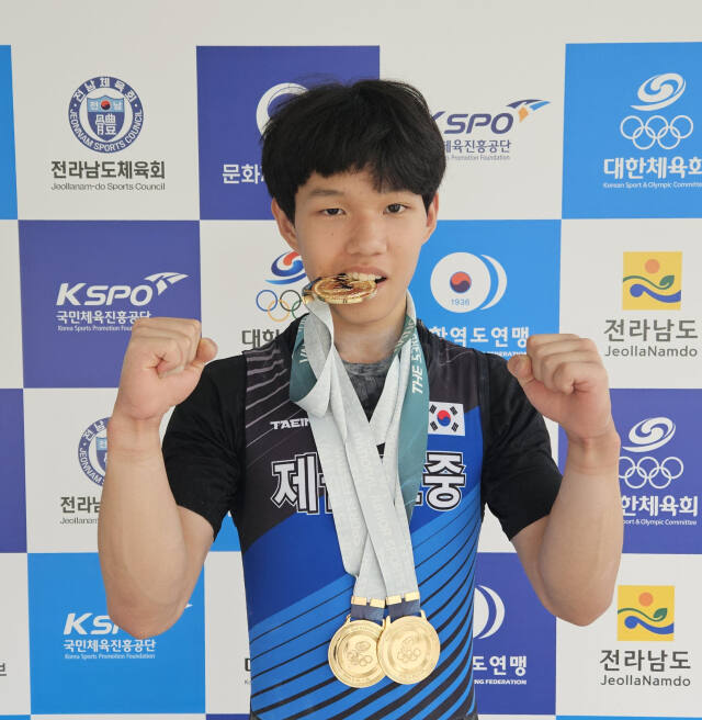26일 열린 제53회 전국소년체육대회 역도 남중부 55㎏급서 3관왕을 한 송유천(인천 제물포중3)이 포즈를 취하고 있다. 박귀빈기자