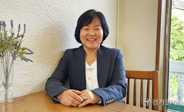 최근 용인특례시 처인구 마평동의 한 카페에서 박은미 중앙동체육회장이 경기일보와 인터뷰를 진행하고 있다. 송상호기자