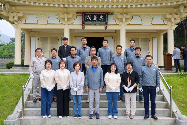 평택시의원들이 윤봉길 의사의 영정을 봉안한 충의사 앞에서 기념사진을 촬영하고 있다. 평택시의회 제공.