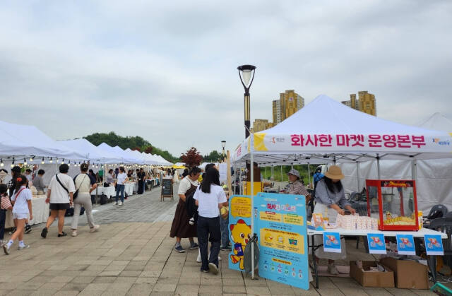 25일 화성시 향남 2지구 1호 광장에서 2024년 제1차 화성시 사회적경제 나눔장터 ‘화사한마켓’이 개최됐다. 화성시 제공