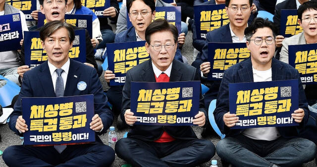 더불어민주당 이재명 대표와 박찬대 원내대표, 조국혁신당 조국 대표 등이 25일 오후 서울역 앞에서 열린 야당·시민사회 공동 해병대원특검법 거부 규탄 및 통과 촉구 범국민대회에서 구호를 외치고 있다. 연합뉴스