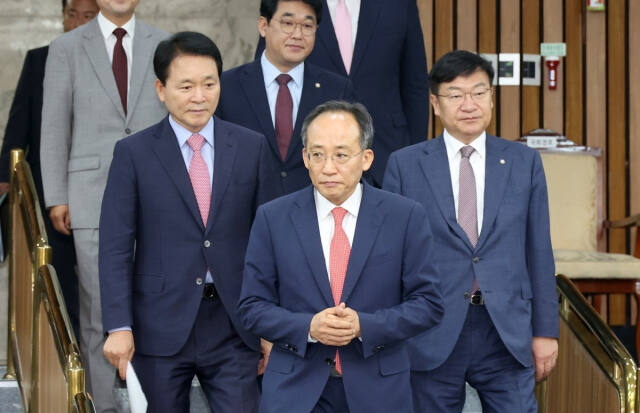 국민의힘 추경호 원내대표가 24일 오전 국회에서 열린 원내대책회의에 입장하고 있다. 연합뉴스