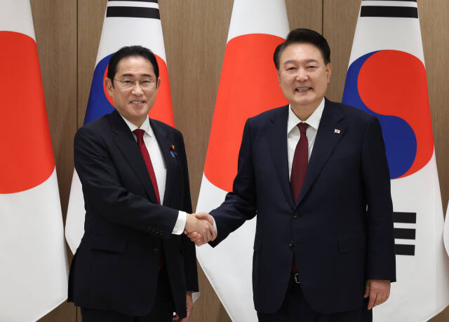 윤석열 대통령과 기시다 후미오 일본 총리가 26일 서울 용산 대통령실에서 열린 한일 정상회담에서 악수하고 있다. 연합뉴스
