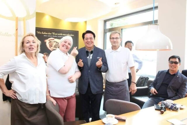 최대호 안양 시장을 비롯한 관계 공무원 7명이 23일부터 31일까지 7박9일 일정으로 독일, 네덜란드를 방문하고 있다. 최대호 시장 SNS 갈무리