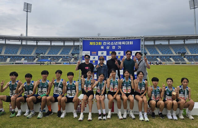 제53회 전국소년체육대회 육상서 5년 만에 정상을 탈환한 경기도 선수단이 시상대에서 기념촬영을 하고 있다.경기도육상연맹 제공