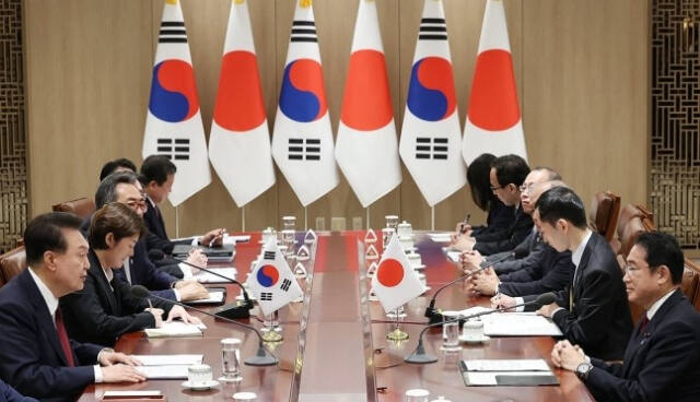 윤석열 대통령이 26일 서울 용산 대통령실에서 열린 한일 정상회담에서 기시다 후미오 일본 총리와 회담하고 있다.