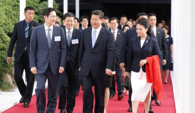 2014년 7월 4일 방한한 시진핑(習近平) 중국 국가주석과 부인 펑리위안 여사가 서울 장충동 신라호텔에서 이재용 삼성전자 회장(당시 부회장)과 함께 전시관이 개설된 영빈관으로 이동하고 있다. 연합뉴스