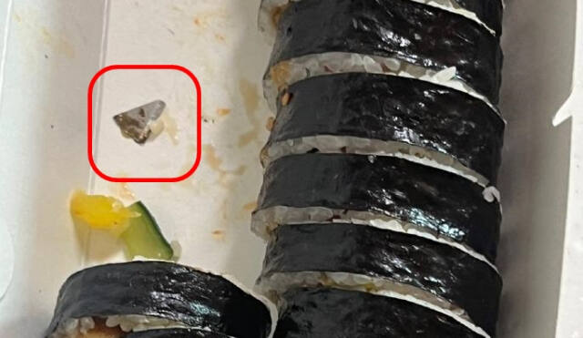 아들이 먹던 김밥 안에서 커터 칼날이 발견돼 업체에 항의했지만 오히려 진상고객 취급만 받았다며 호소한 글이 누리꾼의 공분을 자아냈다. 사진은 김밥 용기 안에서 발견된 칼날 모습. 보배드림 갈무리