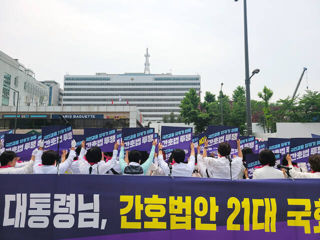 대한간호협회 임원진과 경기도 등 전국 17개 시도회장단, 10개 산하단체장을 비롯해 전국 1천여명의 간호사들이 지난 24일 용산 대통령실 앞에서 집회를 열고 “21대 국회 내에 간호법안을 통과시켜 달라”고 촉구했다. 대한간호협회 제공