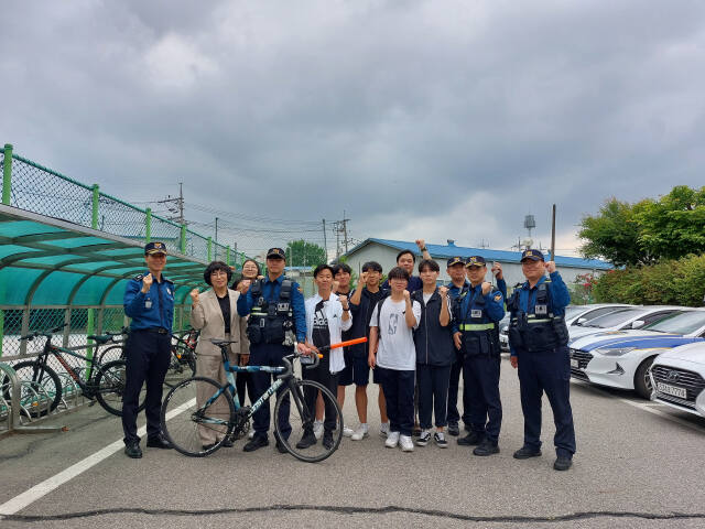 다산1지구대와 도농고등학교 학생과 교사들이 자전거 사전 등록제를 실시한 후 기념촬영을 하고 있다. 남양주남부경찰서 제공