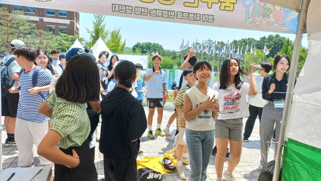 ‘제20회 대한민국청소년박람회’의 수원시청소년청년재단 부스에 학생들이 참여한 모습. 수원시청소년청년재단 제공