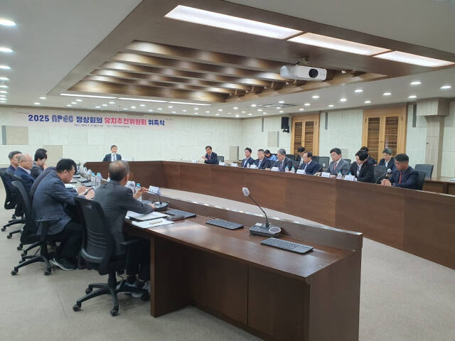 27일 인천시청 회의실에서 열린 ‘2025 아시아·태평양경제협력체(APEC) 정상회의 유치추진위원회’에서 위원들이 이야기를 나누고 있다. 인천시 제공