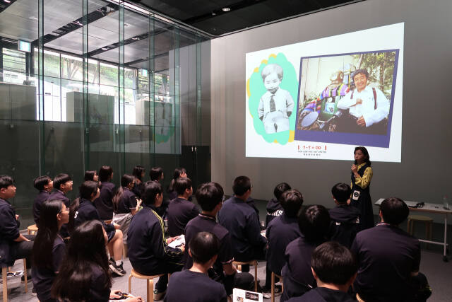 최근 백남준아트센터에서 상갈중학교 학생들이 ‘피드백+’ 프로그램에 참여하고 있다. 백남준아트센터 제공