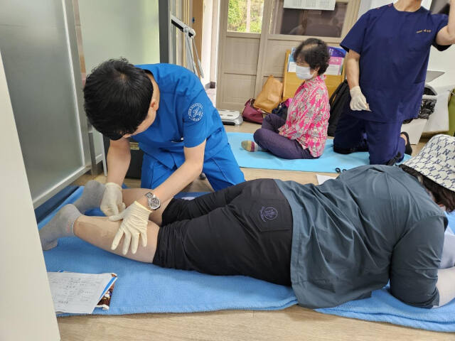 인천 옹진군과 1섬 1주치 업무협약을 맺은 한 병원 의료진이 울도 지역 어르신의 건강을 살피고 있다. 옹진군 제공