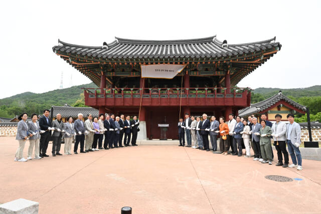 25일 양주목 관아진에서 열린 현판 제막식에서 참석한 각계각층의 인사들이 현판을 제막하기 앞서 기념사진을 찍고 있다. 양주시 제공