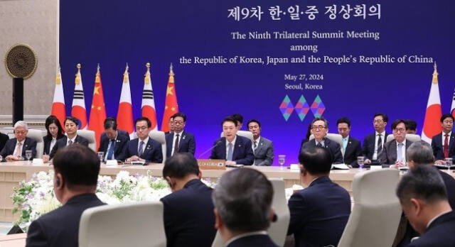 윤석열 대통령이 27일 서울 중구 대한상공회의소에서 열린 제8차 한일중 비즈니스 서밋에서 연설하고 있다. 연합뉴스