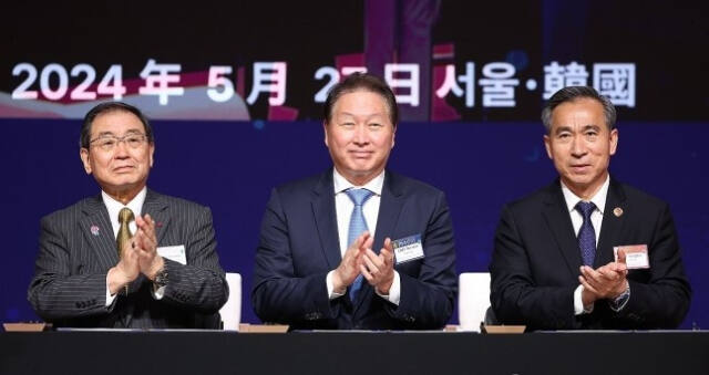 최태원 대한상의 회장(가운데), 도쿠라 마사카즈 일본 게이단렌(일본경제단체연합회) 회장(왼쪽), 런홍빈 중국국제무역촉진위원회(CCPIT) 회장이 27일 오전 서울 중구 대한상공회의소에서 열린 제8차 한·일·중 비즈니스 서밋에서 공동성명서 서명한 뒤 박수를 치고 있다. 연합뉴스