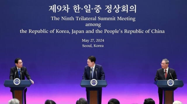 윤석열 대통령이 27일 청와대 영빈관에서 열린 제9차 한일중 정상회의 공동기자회견에서 발언하고 있다. 왼쪽부터 기시다 후미오 일본 총리, 윤 대통령, 리창 중국 국무원 총리. 연합뉴스