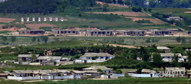 북한이 한·일·중 정상회의를 앞둔 27일 새벽 ‘군사정찰위성 2호기’ 발사를 예고, 이날 오후 인천 강화군 강화평화전망대에서 바라본 황해북도 개풍군 북한군 막사 앞에 북한군 병력이 집결하고 있다. 조병석 기자