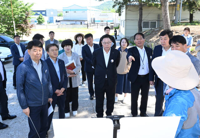 강수현 양주시장이 28일 오전 양주시 동 군 유휴부지에서 김도웅 균형발전국장으로부터 군 유휴부지 활용방안에 대해 설명을 듣고 있다. 양주시 제공
