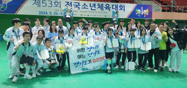 제53회 전국소년체육대회 펜싱에서 남녀 중등부 6개 종별 단체전 가운데 5개 종별을 석권하는 등 출전 선수 전원 메달의 신기원을 이룬 경기도펜싱 선수단이 기념촬영을 하고 있다.경기도펜싱협회 제공