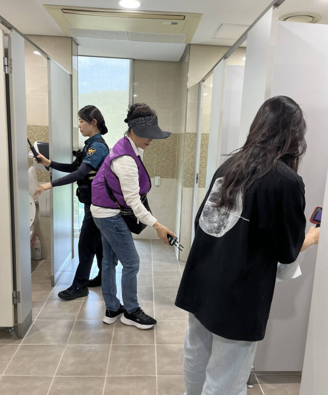 안양시는 27일 성결대에서 불법촬영 예방 캠페인 및 민·관·경 화장실 합동 점검을 진행했다. 안양시 제공
