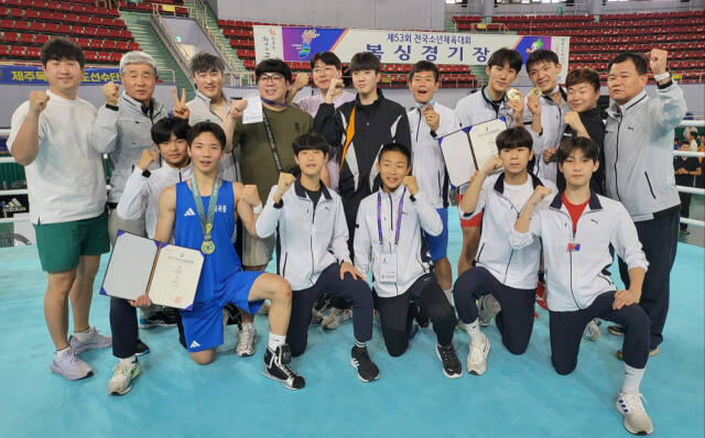 제53회 전국소년체육대회 복싱서 종합우승을 차지한 경기도선수단이 기념촬영을 하며 기뻐하고 있다.경기도복싱협회 제공