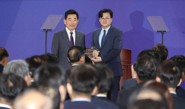 김진표 국회의장(왼쪽)이 28일 국회에서 열린 제4회 대한민국 국회 의정 대상 시상식에서 더불어민주당 홍익표 전 원내대표에게 우수의원상을 주고 있다. 연합뉴스