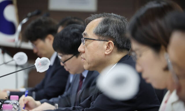 문승현 통일부 차관이 28일 서울 종로구 정부서울청사에서 열린 북한이탈주민 보호 및 정착지원협의회에서 발언하고 있다. 연합뉴스