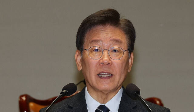 더불어민주당 이재명 대표가 28일 오후 국회에서 열린 의원총회에서 발언하고 있다. 연합뉴스