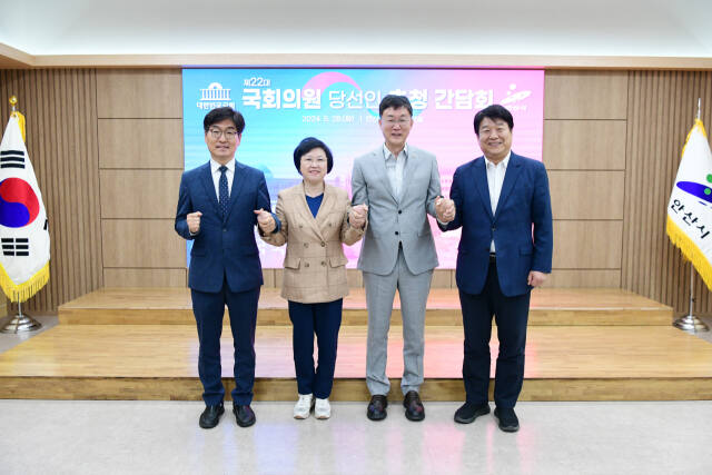 안산시는 28일 시청에서 제22대 국회의원 당선인들과 첫 간담회를 개최했다. 왼쪽부터 박해철(안산병) 당선인, 김현(안산을) 당선인, 이민근 시장, 양문석(안산갑) 당선인. 안산시 제공