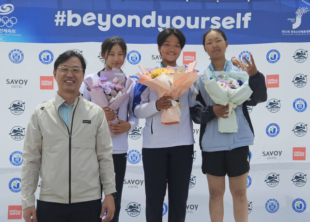 제53회 전국소년체육대회 카누 2관왕에 오른 한예슬(용현여중)이 기념촬영을 하고 있다.박귀빈기자