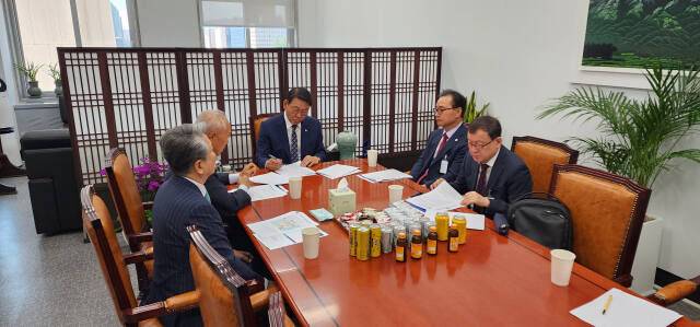 인천항발전협의회와 관계자들이 더불어민주당 김교흥 인천시당위원장을 만나 인천항 현안 관련 간담회를 하고 있다. 인천항발전협 제공