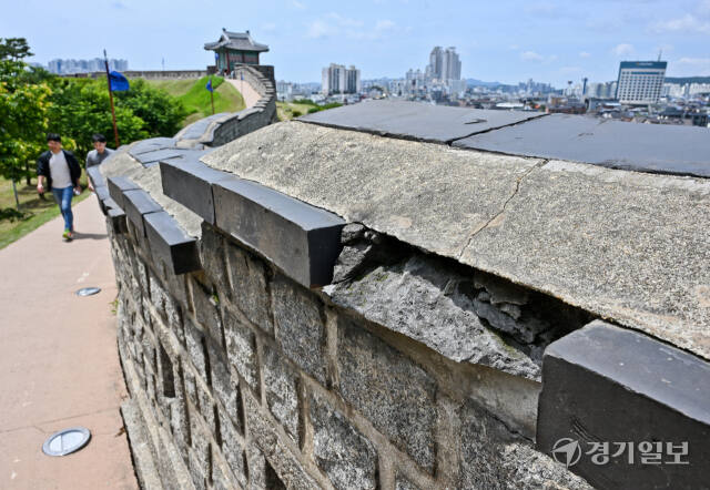 유네스코 세계문화유산인 수원화성 곳곳이 파손된 채 방치되고 있어 관리가 요구되고 있다. 28일 오후 수원화성 북암문, 동암문 등 곳곳의 여장옥개석 등 성벽 일부가 파손돼 있다. 윤원규기자