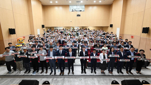 양주시는 29일 오전 10시 삼숭동 양주다울림센터 소극장에서 공공의료원 유치 추진위원회 발대식을 갖고 공공의료원 유치 성공을 다짐했다. 강수현 양주시장, 정성호 국회의원, 윤창철 의장을 비롯한 유치위원들이 공공의료원 유치 성공을 위한 피켓 퍼포먼스를 하고 있다. 양주시 제공