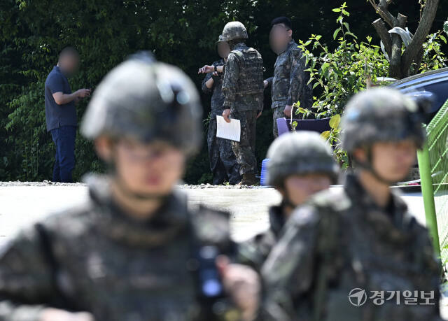 대남 전단 살포용 풍선 잔해물 수거중인 군장병 [포토뉴스]