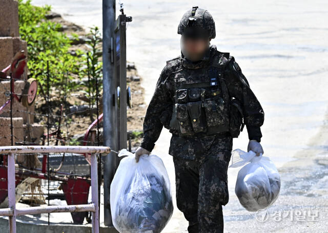 대남 전단 살포용 풍선 잔해물 수거중인 군장병 [포토뉴스]