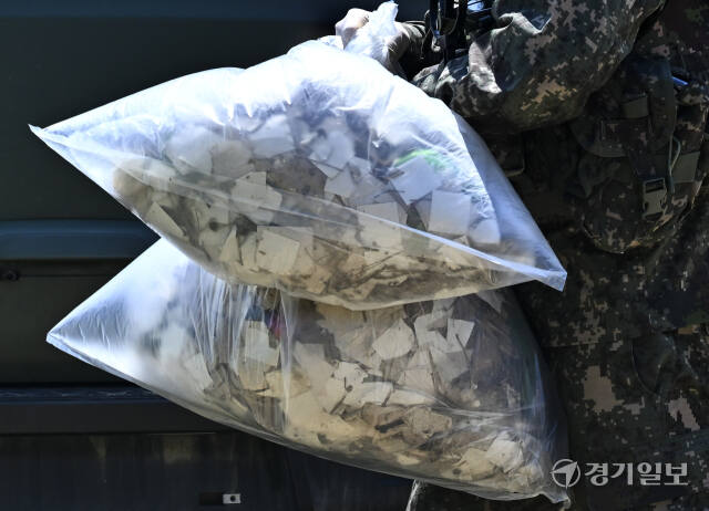 대남 전단 살포용 풍선 잔해물 수거중인 군장병 [포토뉴스]